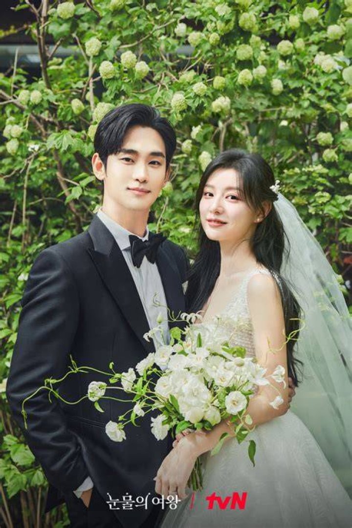 Actress Mistaken For Kim Soohyun's Mother Due To Resemblance To Kim Ji