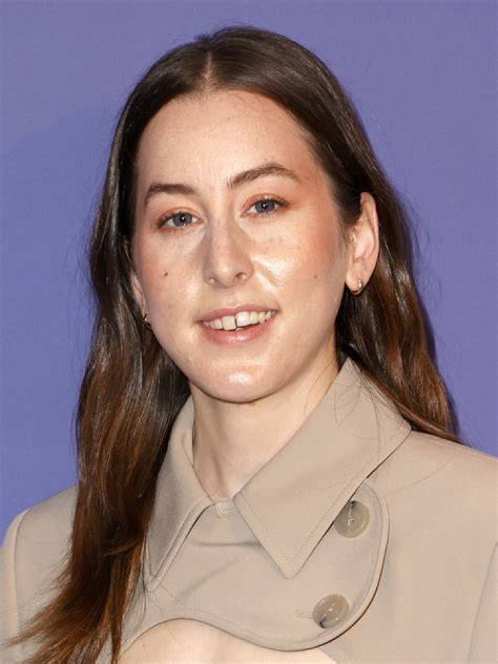 Alana Haim's Instagram, Twitter & Facebook on IDCrawl