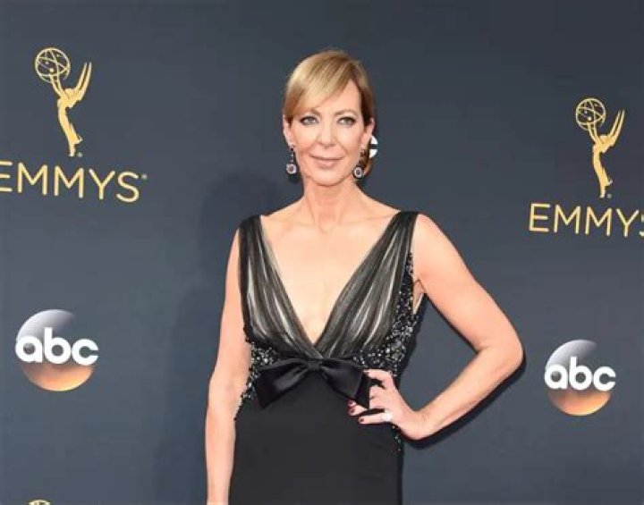 Allison Janney Age, Net worth BioWiki, Weight, Spouse, Kids 2024 The