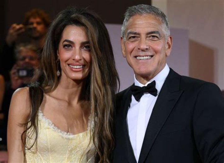 Amal e Clooney passeiam com filhos de barco por local em que se