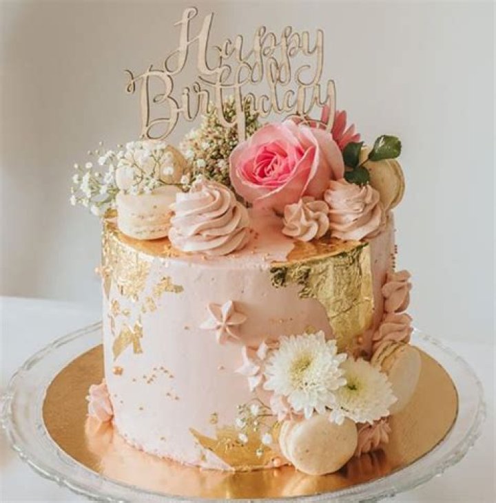 Delightful Celebrations: Elegantes Pasteles De Cumpleaños Para Mujer