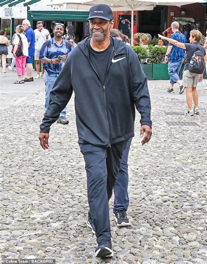 Denzel Washington, 68, puts his arm around wife of 40 years Pauletta