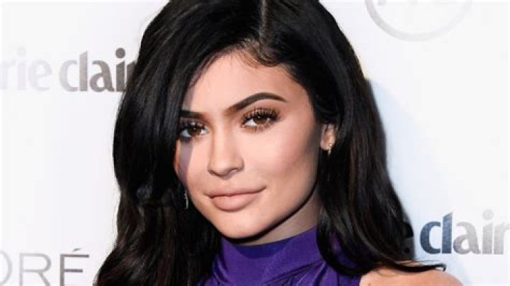 How much does Kylie Jenner weigh in 2022