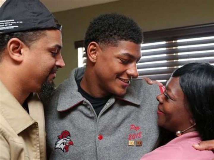 Isiah Pacheco parents Meet the lovely parents of Chiefs RB, Julia