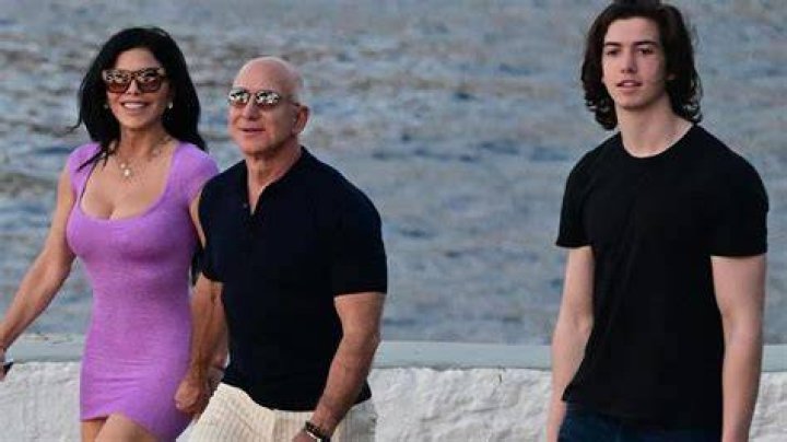 Jeff Bezos takes his kids out in New York after finalizing divorce I