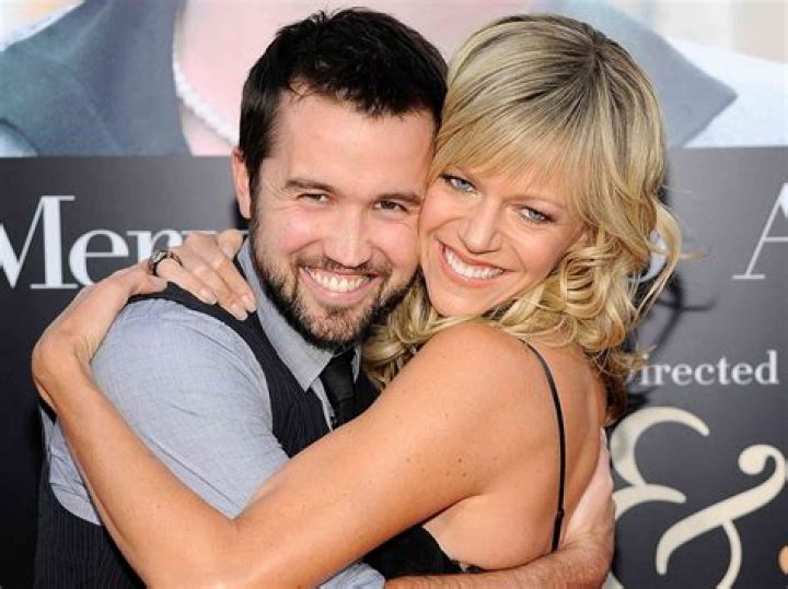 Kaitlin Olson and Rob McElhenney 18 Comedy Power Couples Who Found