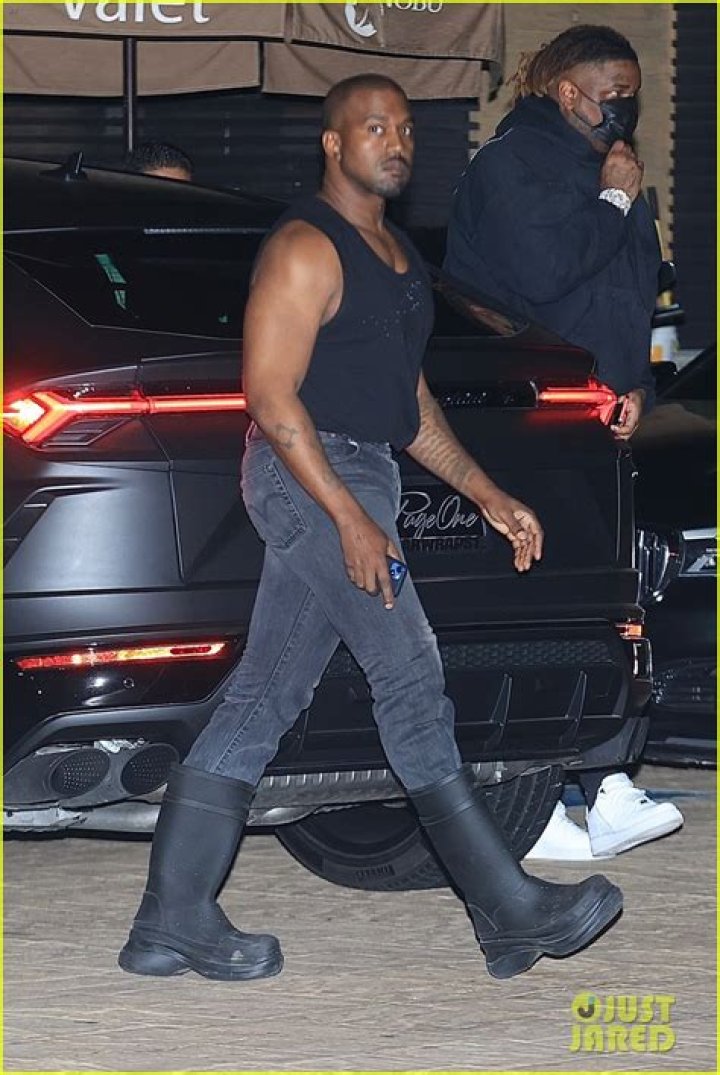 Kanye West Flaunts His Muscles While Dining with a Kim Kardashian