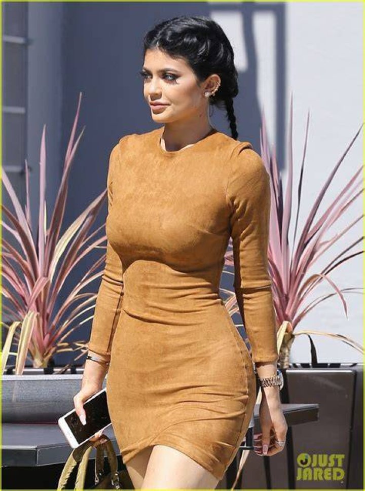 Kylie Jenner Flaunts Her Curves In Revealing Guizio Bathing Suit