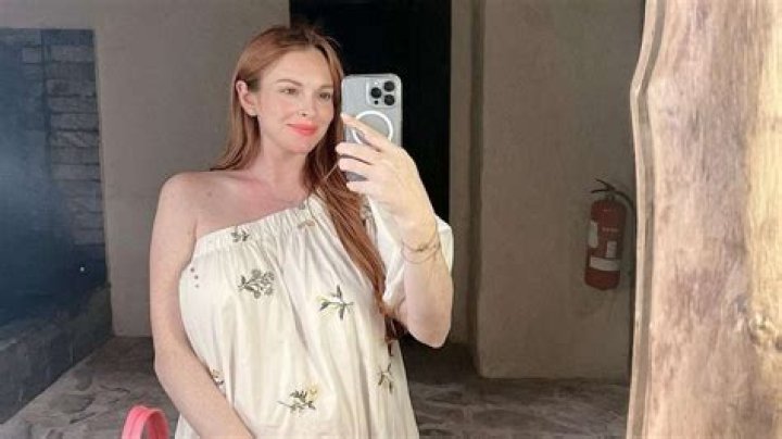 Lindsay Lohan Posts Selfie With Sister Ali On Twitter See Pretty Pic