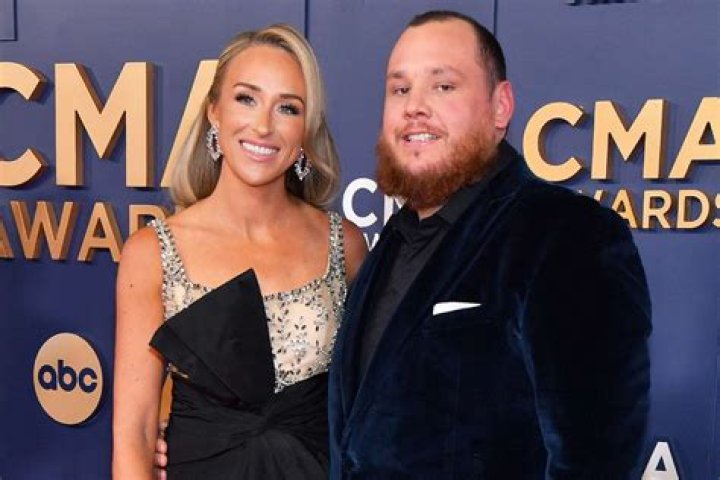Luke Combs Wife Nicole Hocking Joins Him At Cma Awards 2020 See Red