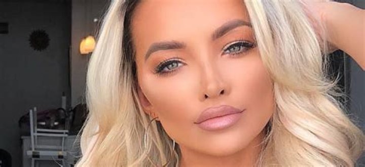 Peekaboob Lindsey Pelas pulls down bra to flaunt 32DDD assets