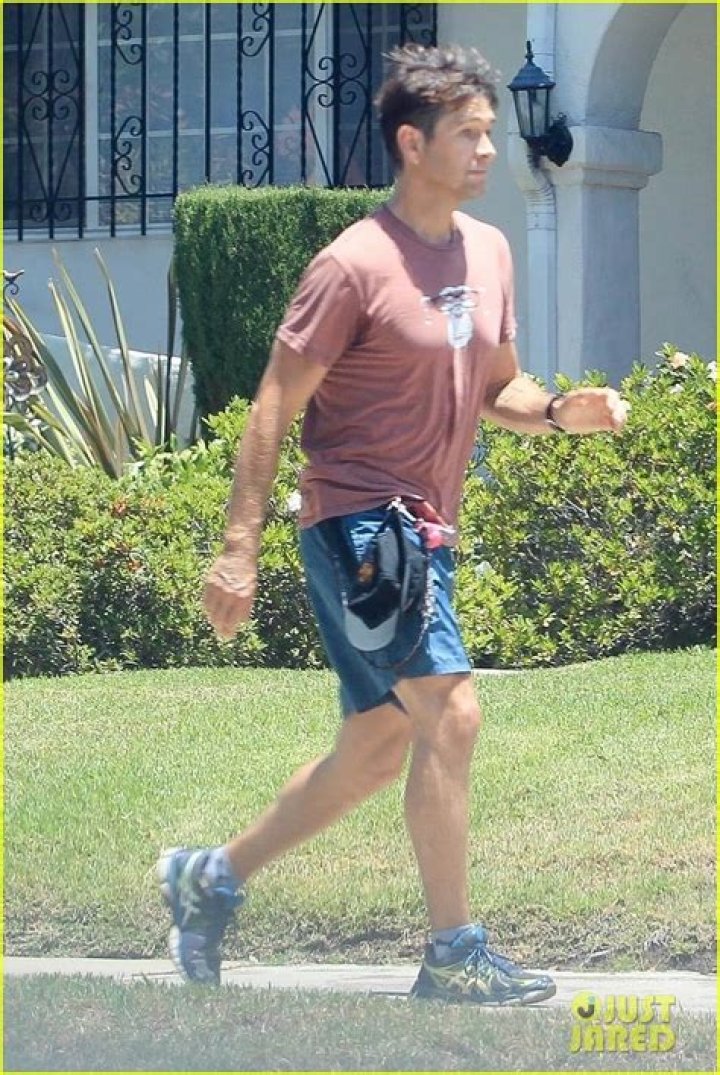 Photo antony starr outdoor workout 01 Photo 4465865 Just Jared