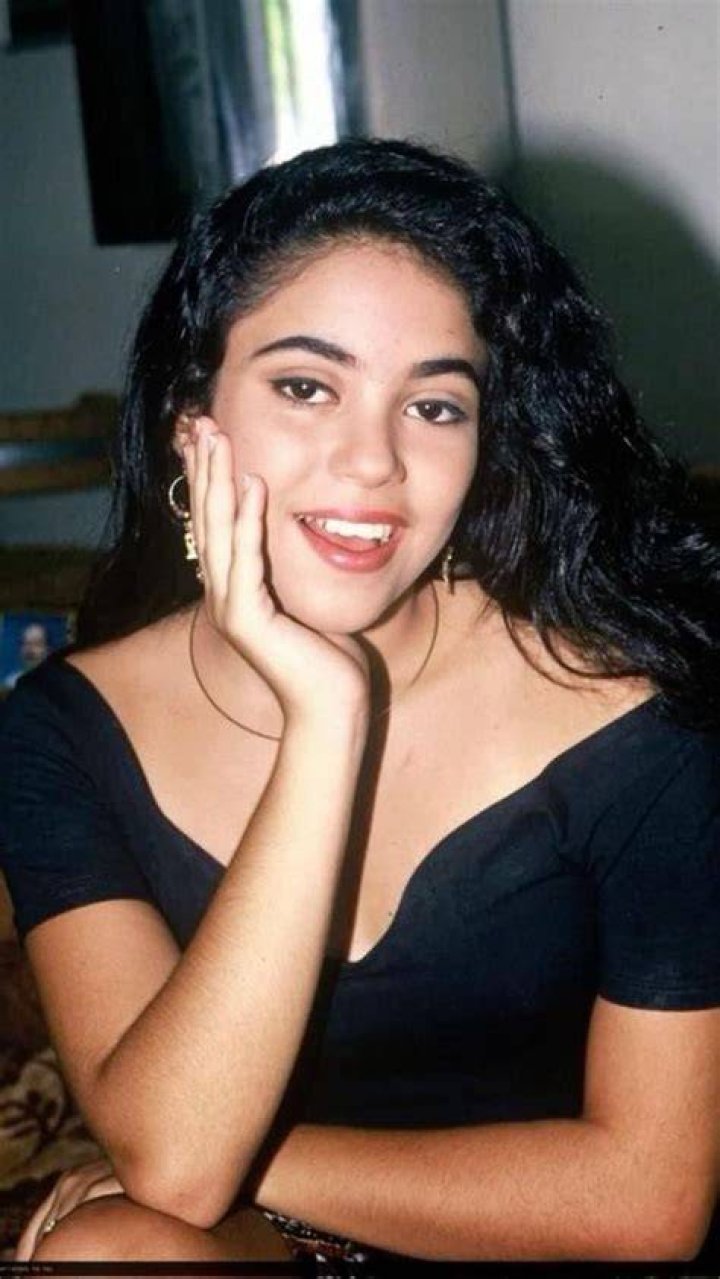 Throwback Shakira with dark hair in the 90's Shakira, Estilo de