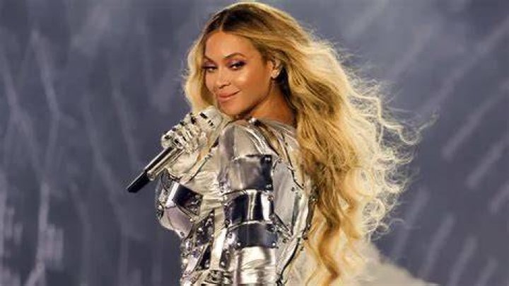 Who Passed the 2013 AMAs Fashion Police Test?!&mdash;Find Out!